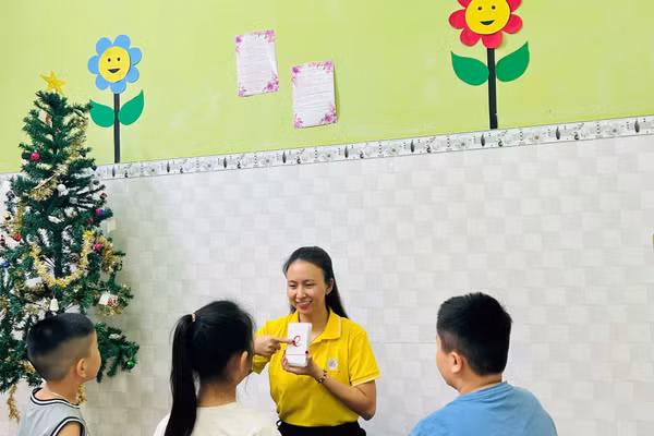 Cô Diệp Thị Thu cùng các em trong giờ học. Ảnh; NVCC. 