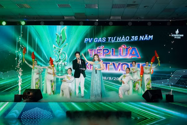 Tiết mục văn nghệ mở màn chương trình Lễ kỷ niệm 36 năm ngày thành lập PV GAS.