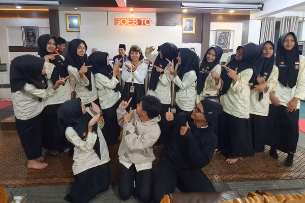Nhà văn Kiều Bích Hậu truyền cảm hứng đến học trò Indonesia tại IMLF 2026