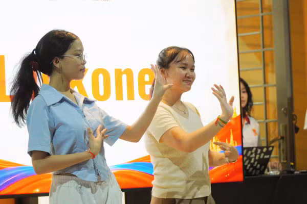 Hai sinh viên Lào ngẫu hứng múa truyền thống, giao lưu cùng sinh viên nước bạn. 
