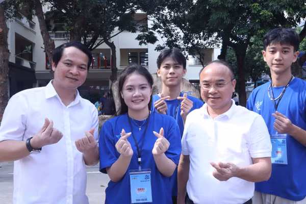 TS. Nguyễn Văn Khoát tham gia trải nghiệm hoạt động Photobooth cùng các sinh viên.