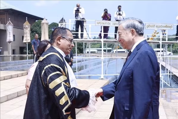 Chủ tịch Quốc hội Sri Lanka Jagath Wickramaratne đón Tổng Bí thư, Chủ tịch nước Tô Lâm. Ảnh: Thống Nhất/TTXVN