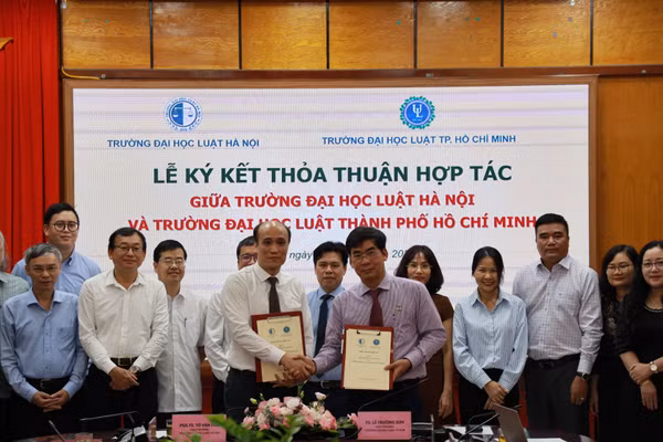 Hiệu trưởng Trường Đại học Luật Hà Nội (trái) và Trường Đại học Luật TPHCM (phải) ký kết văn bản hợp tác. Ảnh: ULAW. 