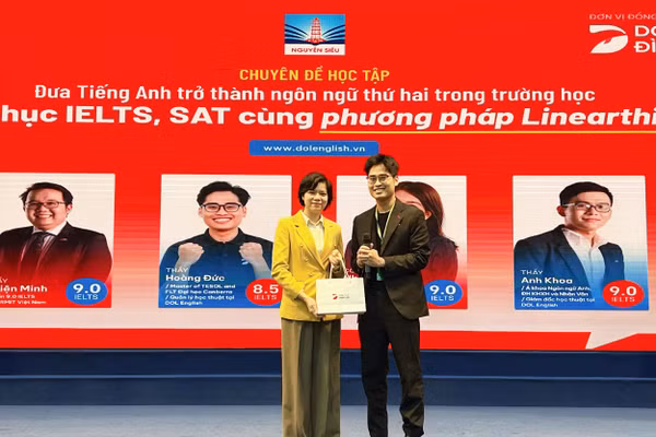 Diễn giả Hoàng Hưng Đức - Đại diện DOL English và đại diện Ban Giám hiệu trường THPT Nguyễn Siêu.