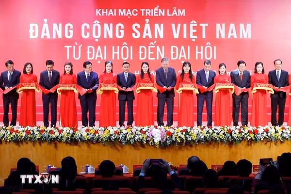 Tổng Bí thư Tô Lâm và các đồng chí lãnh đạo Đảng, Nhà nước cắt băng khai mạc Triển lãm "Đảng Cộng sản Việt Nam - Từ Đại hội đến Đại hội." (Ảnh: Thống Nhất/TTXVN