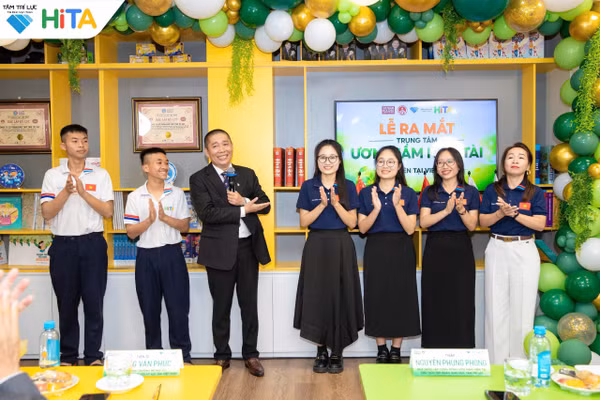 Đại diện Ban tổ chức thực hiện nghi thức khánh thành Trung tâm Ươm mầm Hiền tài (HITA), đánh dấu sự ra đời của mô hình đào tạo và phát triển năng lực trí tuệ theo tiêu chuẩn quốc tế tại Việt Nam.