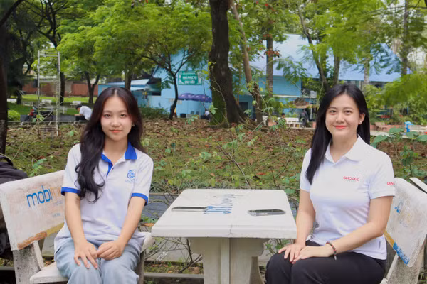 Lê Diễm Quỳnh Như (trái) chia sẻ cùng Báo Giáo dục và Thời đại. Ảnh: Cát Vy. 