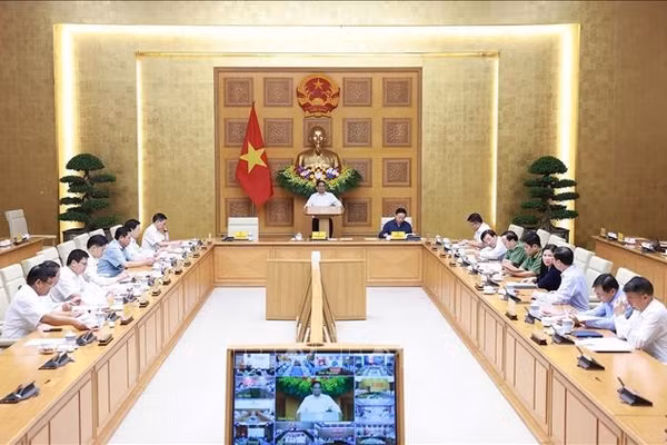 Thủ tướng Phạm Minh Chính chủ trì họp triển khai giải pháp khắc phục hậu quả bão số 10. Ảnh: Dương Giang/TTXVN