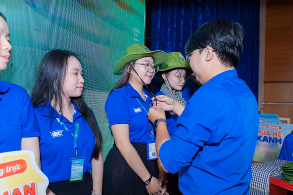Nghi thức trao quân trang tại buổi lễ. Ảnh: HCMUE. 