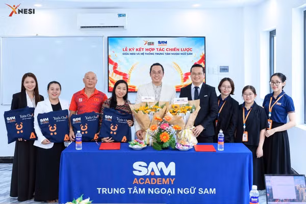 Đại diện NESI và Hệ thống Trung tâm Ngoại ngữ SAM cùng đội ngũ hai bên tại lễ ký kết hợp tác ngày 23/10/2026.