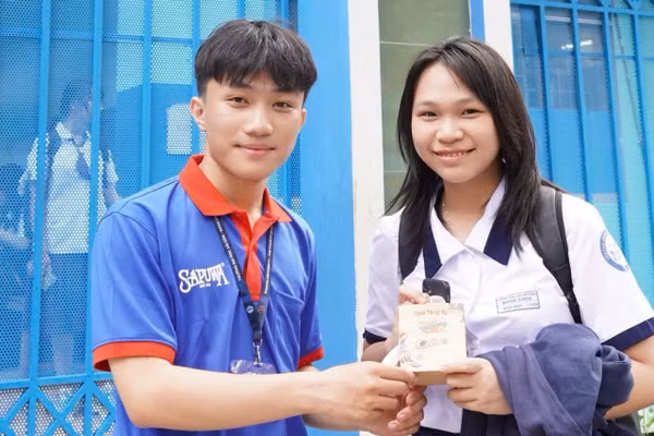 Trần Trung Trí - Chiến sĩ tình nguyện tiếp sức thí sinh 2k8. Ảnh: NVCC. 