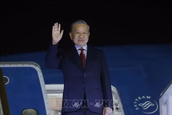 Tổng Bí thư, Chủ tịch nước Tô Lâm đến sân bay quốc tế Bandaranaike, thủ đô Colombo. Ảnh: Thống Nhất/TTXVN