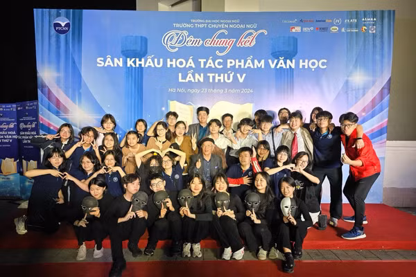 Yến Trang tích cực tham gia Cuộc thi Sân khấu hoá tác phẩm văn học với tinh thần sáng tạo và đam mê nghệ thuật.