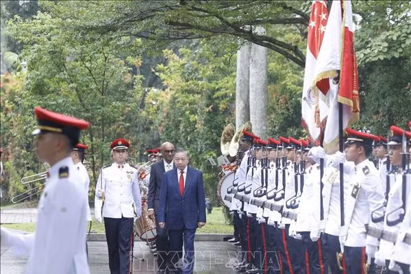 Tổng Bí thư, Chủ tịch nước Tô Lâm và Tổng thống Singapore Tharman Shanmugaratnam duyệt Đội danh dự. Ảnh: Thống Nhất/TTXVN