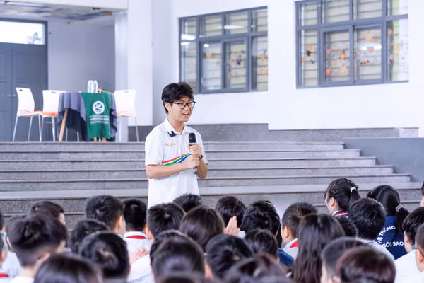 Nhà vô địch Đường lên đỉnh Olympia Trần Bùi Bảo Khánh hào hứng giao lưu với học sinh trường Liên cấp THCS, Tiểu học tư thục Ngôi Sao Hà Nội.