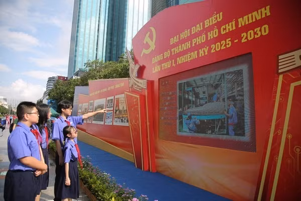 Học sinh TPHCM tham quan triển lãm ảnh chào mừng Đại hội Đại biểu Đảng bộ TPHCM lần thứ I, nhiệm kỳ 2025 - 2030. Ảnh: DŨNG PHƯƠNG. 