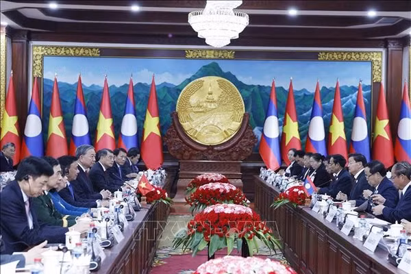 Tổng Bí thư Tô Lâm hội đàm với Tổng Bí thư, Chủ tịch nước Lào Thongloun Sisoulith. Ảnh: Thống Nhất/TTXVN