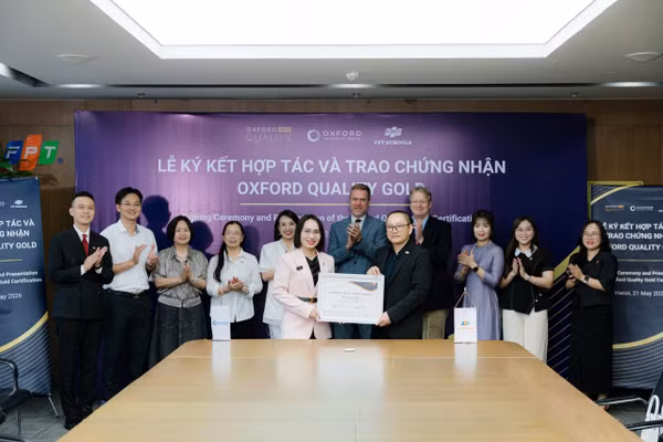 Bà Nguyễn Thị Diệu Uyên, Trưởng đại diện Văn phòng NXB Đại học Oxford tại Việt Nam trao chứng nhận Oxford Quality Gold cho ông Nguyễn Xuân Phong, Giám đốc điều hành Hệ thống Phổ thông FPT.