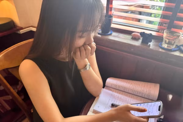 Sinh viên lo âu tính toán chi tiêu sau mỗi tháng. Ảnh minh họa: T.L.