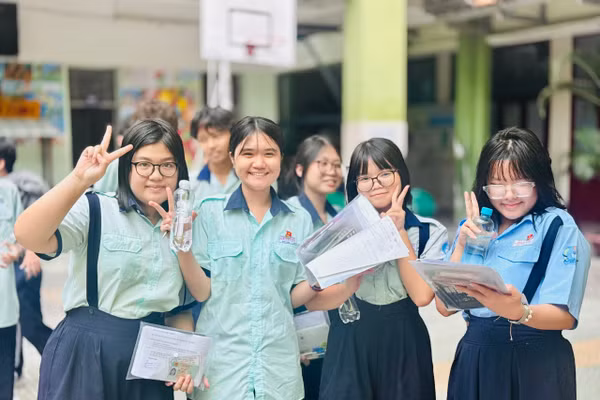 Thí sinh vui vẻ khi kết thúc 3 môn thi trong hai ngày 1-2/6. Ảnh: Thùy Linh.