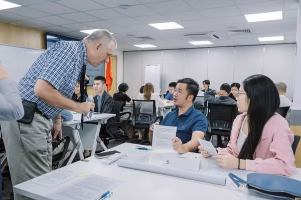 Cơ hội kết nối, trao đổi cùng cộng đồng nhà quản lý ngay tại lớp học MBA Mỹ. (Ảnh: DNCC)