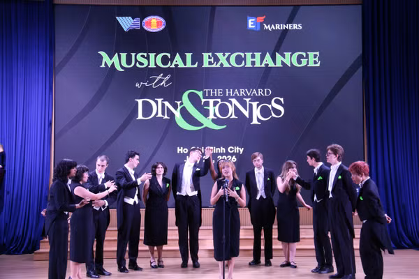 Nhóm nhạc Harvard Din & Tonics biểu diễn tại TPHCM. Ảnh: HCMUSSH. 