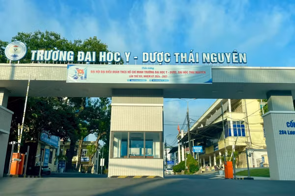 Cổng chính khang trang của Trường Đại học Y Dược – Đại học Thái Nguyên tại số 284 Lương Ngọc Quyến.