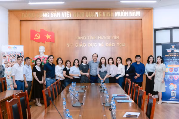 Buổi tập huấn triển khai Phong trào “Bình dân học vụ số” với chủ đề “Cùng em vững bước an toàn trên không gian mạng” tại Sở Giáo dục và Đào tạo tỉnh Hưng Yên.