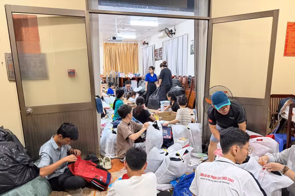 Trường THCS Lê Văn Tám (Phường Bình Thạnh, TPHCM) soạn và chuyển dụng cụ học tập, balo... cho trường THCS Lương Thế Vinh (Phường Tây Nha Trang, tỉnh Khánh Hòa). Ảnh: H.T.
