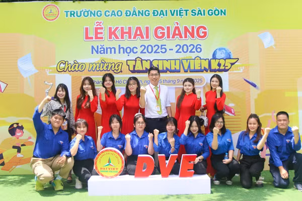 Thầy và trò Trường Cao đẳng Đại Việt Sài Gòn quyết tâm bước vào năm học mới với nhiều thành tích. Ảnh: NTCC.