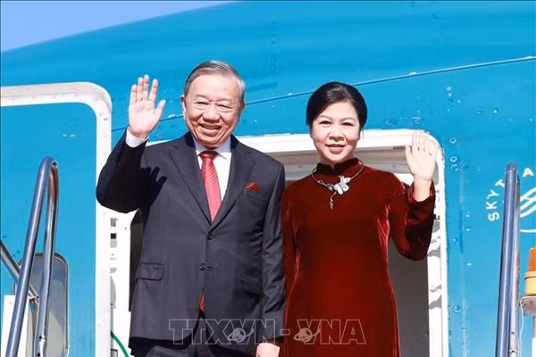 Tổng Bí thư Tô Lâm và Phu nhân tới sân bay quốc tế Wattay, thủ đô Vientiane. Ảnh: Thống Nhất/ TTXVN
