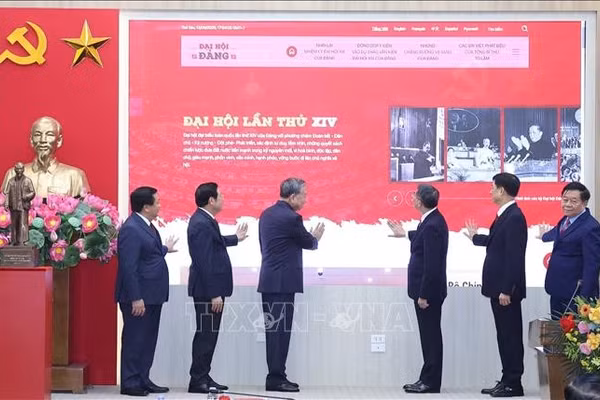 Tổng Bí thư Tô Lâm và các đồng chí lãnh đạo Đảng, Nhà nước thực hiện nghi thức ra mắt Trang tin điện tử “Đảng Cộng sản Việt Nam - Đại hội XIV”. Ảnh: Thống Nhất/TTXVN