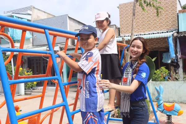 Lê Nguyễn Bảo Ngọc - Hoa hậu Liên lục địa 2022 tại chuyến tình nguyện ở xã đảo Thạnh An. 