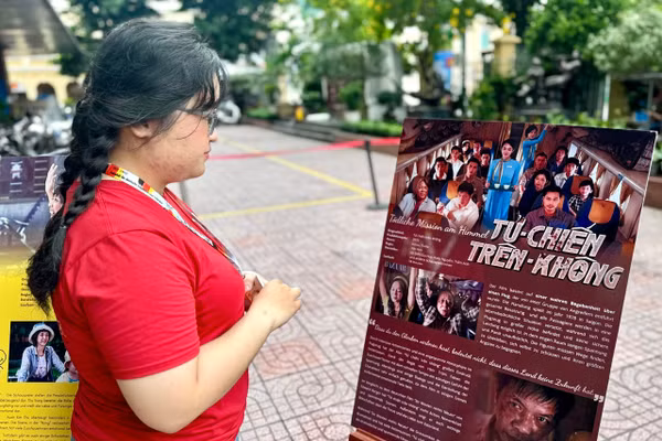 Sinh viên thích thú khám phá poster phim Việt chuyển ngữ sang tiếng Đức tại sự kiện. 
