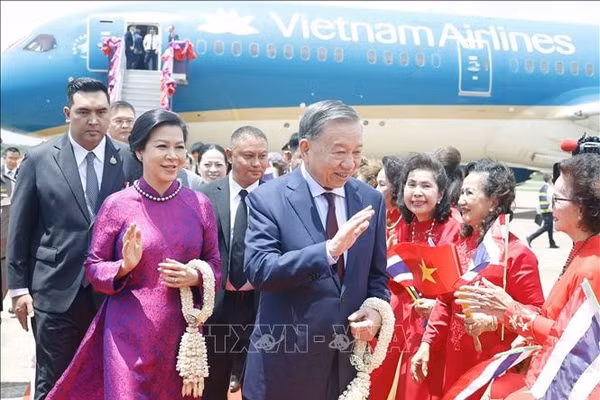 Kiều bào Việt Nam tại Udon Thani đón Tổng Bí thư, Chủ tịch nước Tô Lâm và Phu nhân tại sân bay quốc tế Udon Thani. Ảnh: Thống Nhất/TTXVN