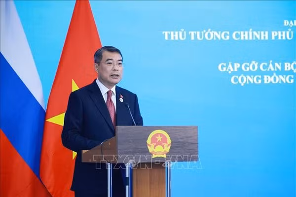 Thủ tướng Lê Minh Hưng phát biểu tại buổi gặp cán bộ, nhân viên các cơ quan đại diện và cộng đồng người Việt Nam tại Liên bang Nga. Ảnh: Dương Giang/TTXVN