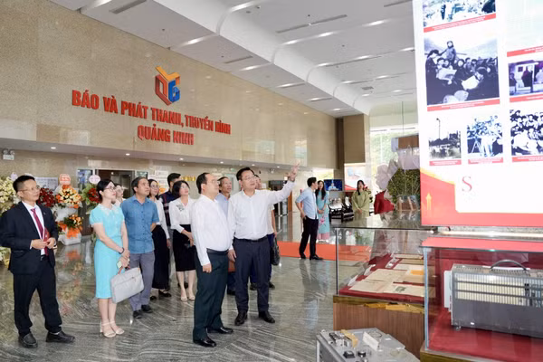 Đồng chí Quản Minh Cường, Ủy viên Trung ương Đảng, Bí thư Tỉnh ủy, Trưởng Đoàn ĐBQH tỉnh đến thăm và làm việc với Báo và PTTH Quảng Ninh.