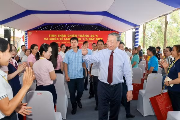 Tổng Bí thư, Chủ tịch nước Tô Lâm thăm, động viên công nhân, người lao động tiêu biểu tại TP Hồ Chí Minh. Ảnh: Thống Nhất/TTXVN