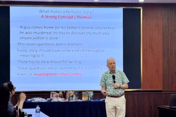 GS Rob Waring chia sẻ với sinh viên, giảng viên về "Thực hành phát triển ý tưởng cho series sách đọc tiếng Anh theo cấp độ". Ảnh: Thùy Linh. 
