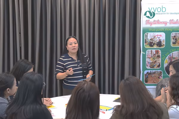 Cô Nhâm chia sẻ kinh nghiệm tổ chức các hoạt động phát triển chuyên môn cho giáo viên tại hội thảo dự án TALK.