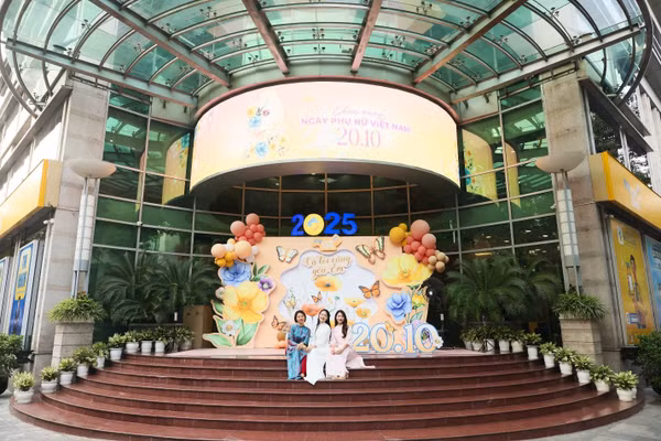 Không gian trang trí “Và tôi cũng yêu em” của PVcomBank – điểm nhấn nổi bật giữa phố Ngô Quyền, Hà Nội.