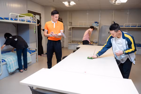 Học sinh rèn tính tự giác, kỷ luật trong môi trường lưu trú.