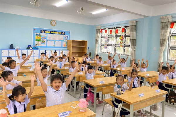 Học sinh Trường Tiểu học Nguyễn Bỉnh Khiêm hào hứng bước vào năm học mới. Ảnh: T.V.
