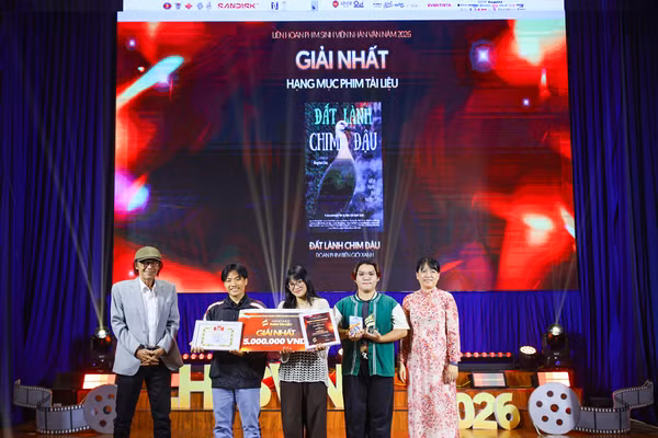 Đạo diễn - NSND Đào Bá Sơn và TS Triệu Thanh Lê - Trưởng Khoa Báo chí và Truyền thông trao giải cho Đoàn phim Biên Giới Xanh ở hạng mục Phim tài liệu. Ảnh: BTC. 