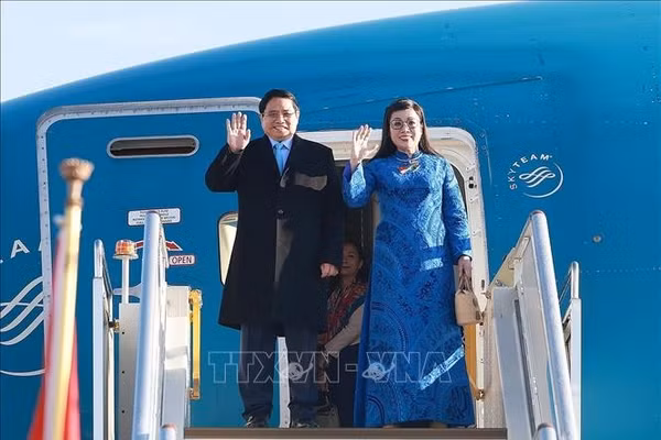 Thủ tướng Phạm Minh Chính và Phu nhân bắt đầu chuyến tham dự Hội nghị Thượng đỉnh G20 tại Nam Phi. Ảnh: Dương Giang/TTXVN.