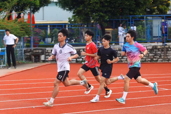 Thí sinh dự thi năng khiếu môn điền kinh. 