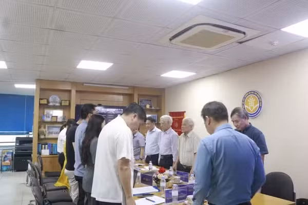 Các thành viên tham dự cuộc họp dành một phút mặc niệm cố Chủ tịch Hiệp hội Vũ Ngọc Hoàng.