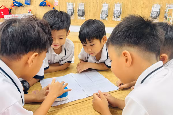 Học sinh Trường Tiểu học Nguyễn Bỉnh Khiêm (TPHCM) trong một tiết học. Ảnh: TV. 