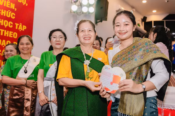 Sinh viên trao thiệp cảm ơn tới gia đình nuôi. 