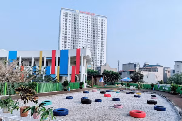 Sân cát trên cao trường Mầm non Yên Sở được phủ bóng cây xanh.